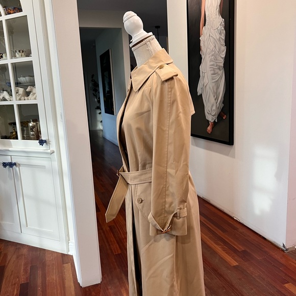 Burberry Vintage Tan Trench Coat with Belted Waist and Mid-Calf Length - Picture 6 of 10